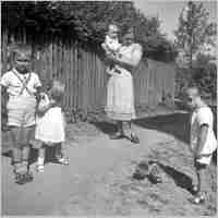 094-0169 Charlotte Broscheit mit ihren Kindern am Pfarrhaus Gross Thierbach.jpg